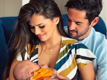 Isco Alarcón y Sara Sálamo con su hijo recién nacido 