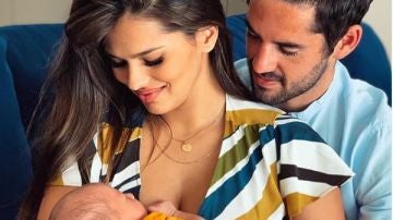Isco Alarcón y Sara Sálamo con su hijo recién nacido 