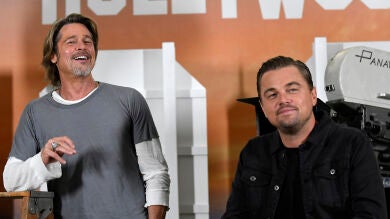 Brad Pitt arruina la sesión de fotos de Leonardo DiCaprio y Margot Robbie con una de sus épicas bromas