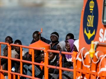 Un grupo de inmigrantes de origen subsahariano rescatados de una embarcación tipo patera