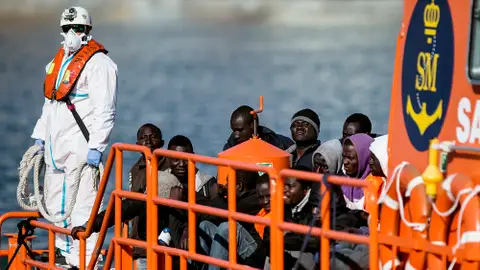 Un grupo de inmigrantes de origen subsahariano rescatados de una embarcación tipo patera Un grupo de inmigrantes de origen subsahariano rescatados de una embarcación tipo patera.