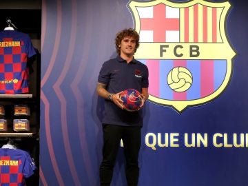 Griezmann posando con la camiseta del Barça