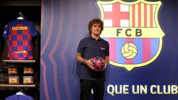 Griezmann posando con la camiseta del Barça