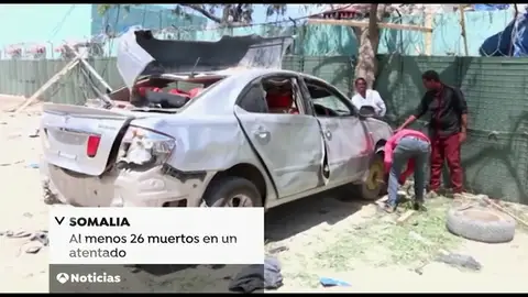 Al menos 26 muertos en un ataque de Al Shabab con coche bomba contra un hotel en Somalia Al menos 26 muertos en un ataque de Al Shabab con coche bomba contra un hotel en Somalia