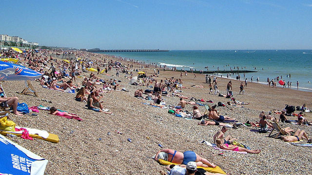 Captan a una pareja practicando sexo en público en una playa de Brighton foto
