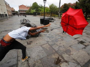 Un joven pierde su paraguas por el viento