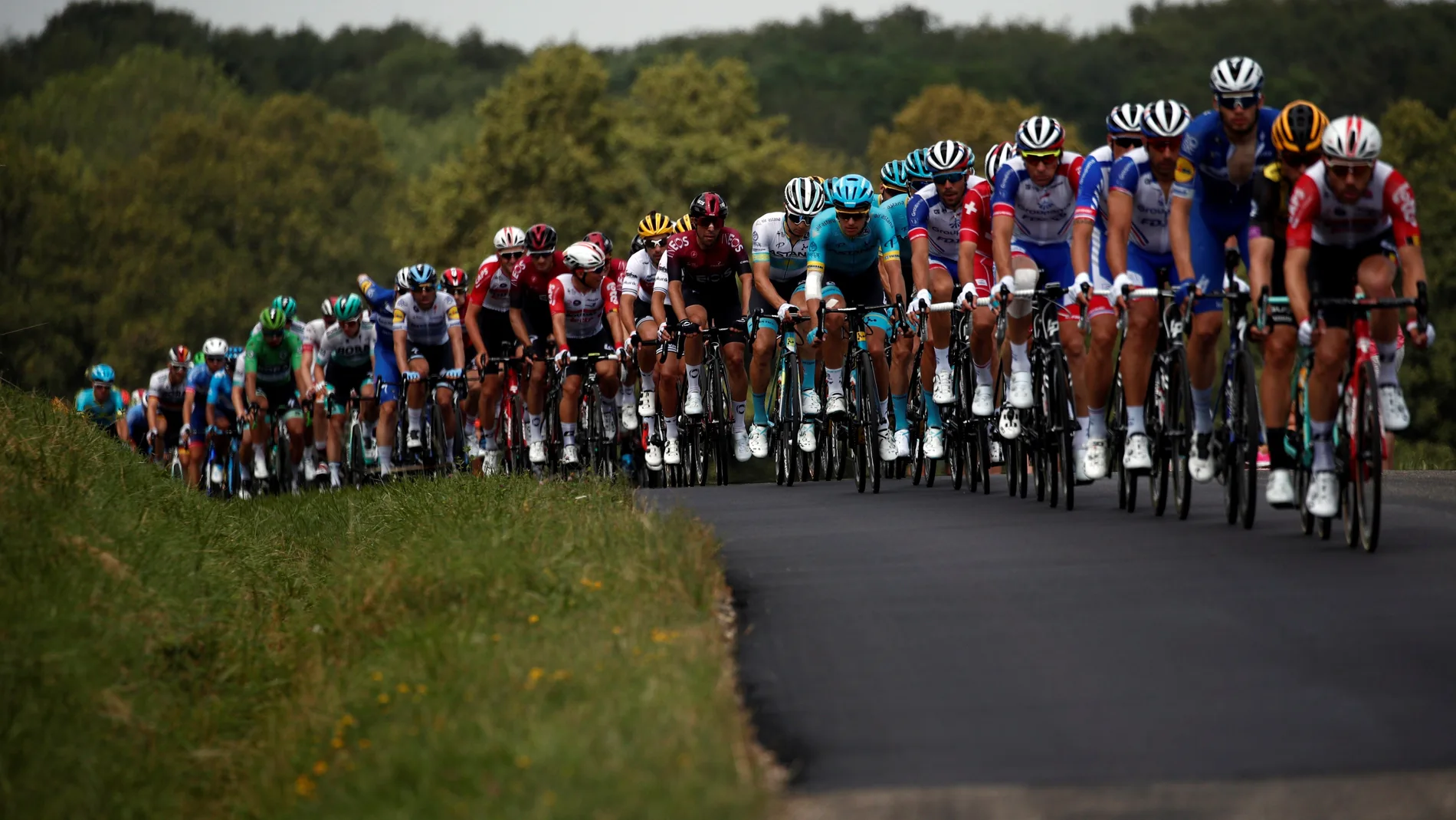 El pelotón durante la 7ª etapa de la 106ª edición de la carrera ciclista Tour de Francia El pelotón durante la 7ª etapa de la 106ª edición de la carrera ciclista Tour de Francia