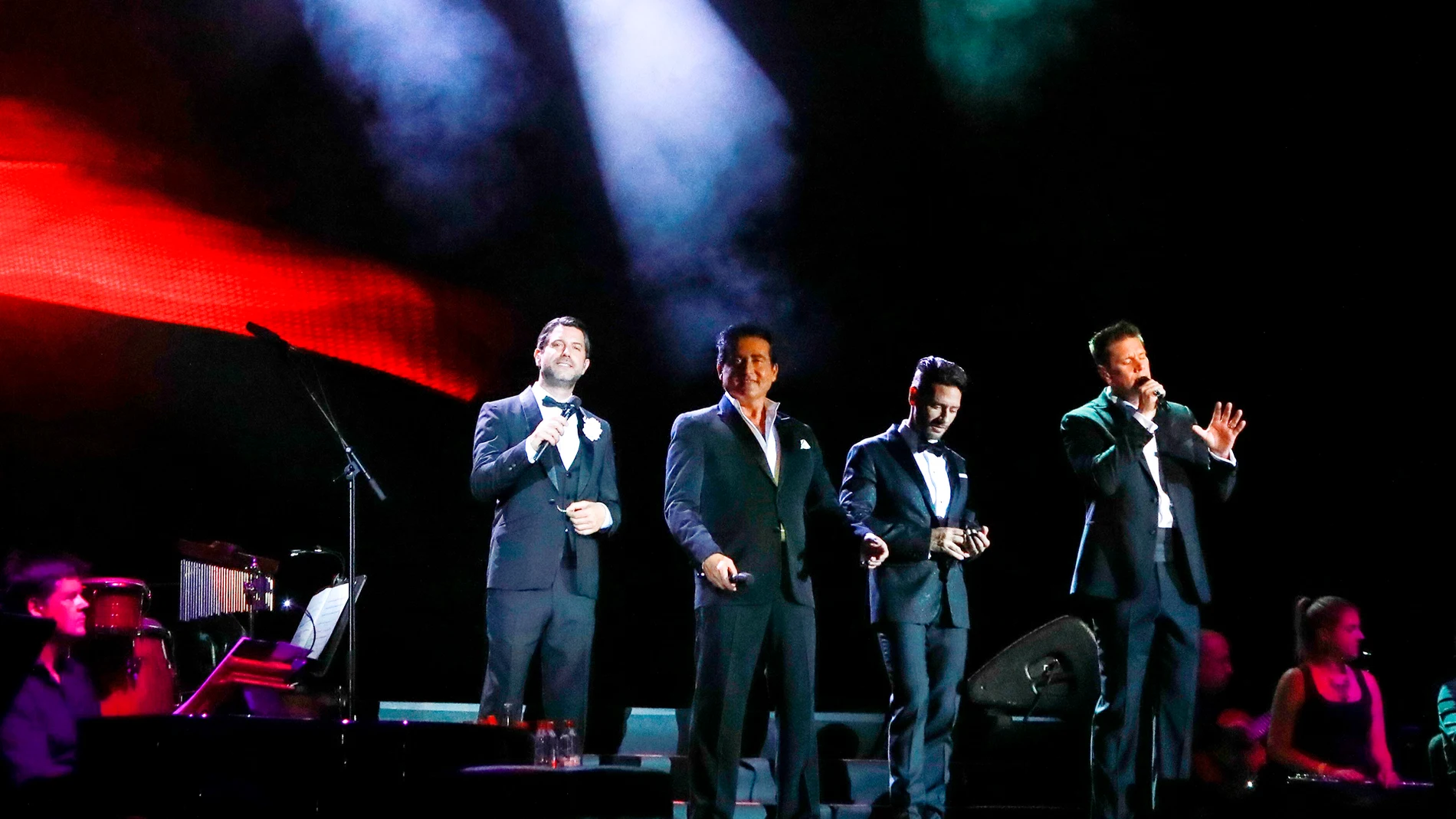 IL DIVO ILUMINA CON SUS VOCES EL AUDITORIO DE STARLITE 