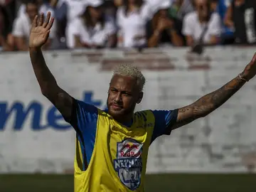 Neymar, con un look plateado Neymar, con un look plateado