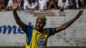 Neymar, con un look plateado