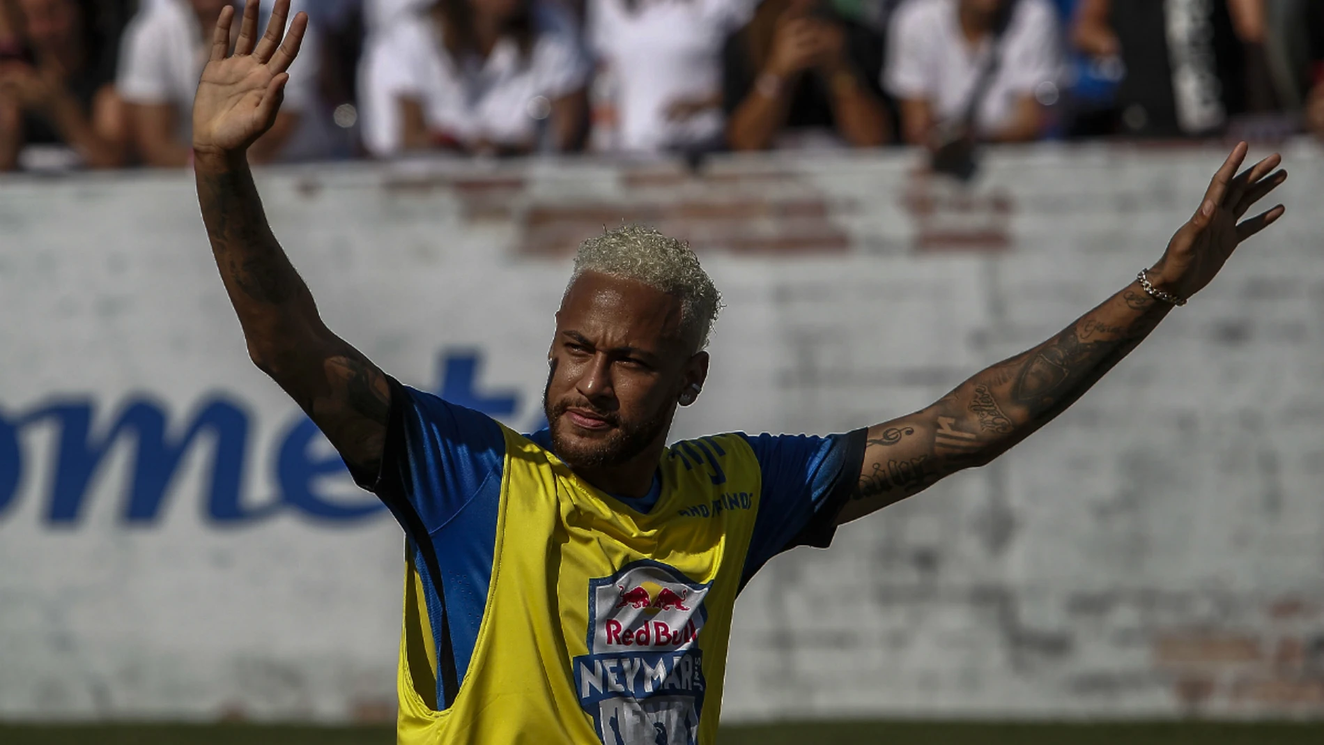 Neymar, con un look plateado Neymar, con un look plateado