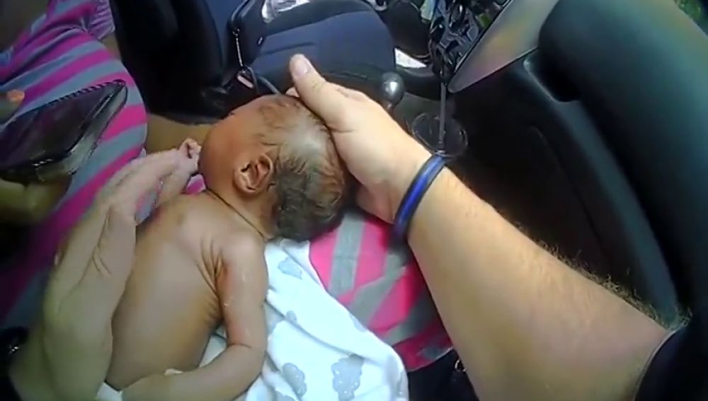 Un Policía salva la vida de un bebé de 12 días que dejó de respirar