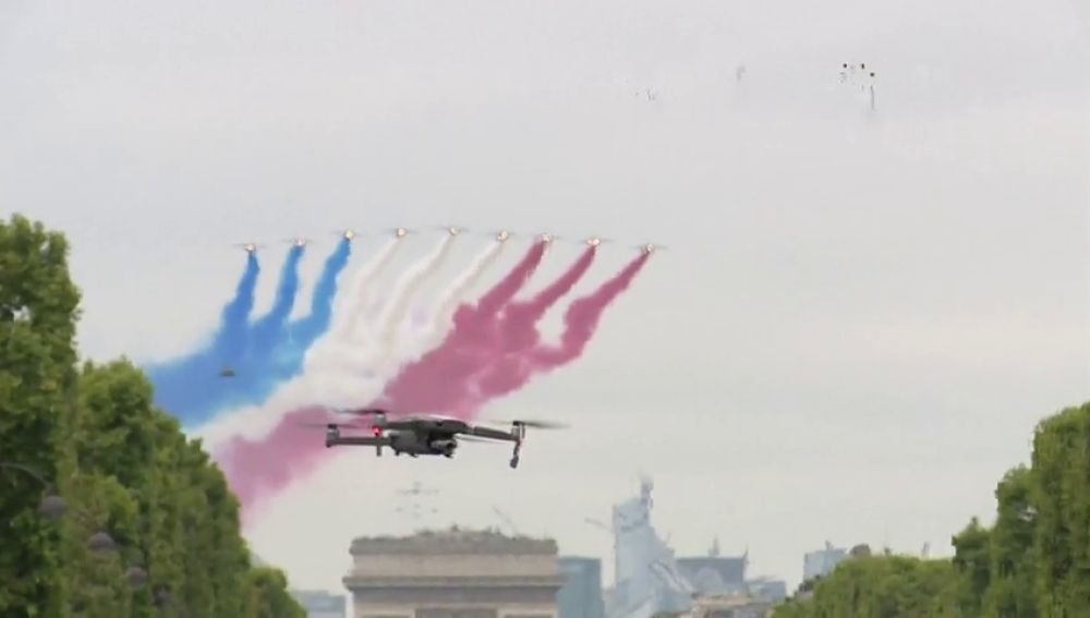  El presidente de Francia celebra el tradicional desfile militar acompañado por miembros de otros nueve países 