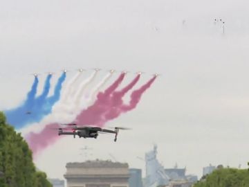  El presidente de Francia celebra el tradicional desfile militar acompañado por miembros de otros nueve países 