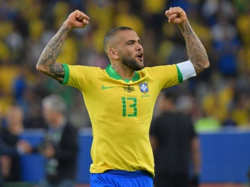 Dani Alves, con Brasil