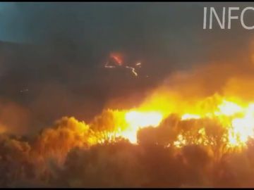 Alrededor de 126 bomberos y 22 medios aéreos trabajan para extinguir un incendio en Almería