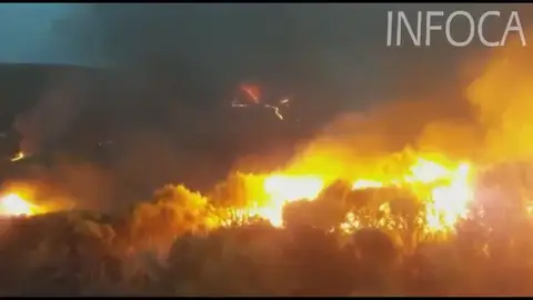 Alrededor de 126 bomberos y 22 medios aéreos trabajan para extinguir un incendio en Almería Alrededor de 126 bomberos y 22 medios aéreos trabajan para extinguir un incendio en Almería