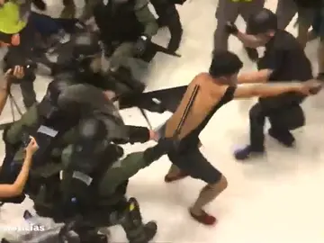 Las manifestaciones en Hong Kong dejan dramáticas escenas de violencia policial Las manifestaciones en Hong Kong dejan dramáticas escenas de violencia policial