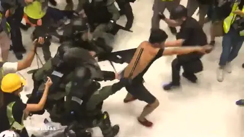 Las manifestaciones en Hong Kong dejan dramáticas escenas de violencia policial Las manifestaciones en Hong Kong dejan dramáticas escenas de violencia policial