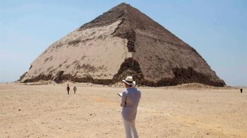Un turista frente a las pirámides de Guiza