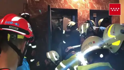 Un joven resulta herido tras descolgarse un ascensor cuatro plantas abajo en Alcorcón (Madrid) Un joven resulta herido tras descolgarse un ascensor cuatro plantas abajo en Alcorcón (Madrid)