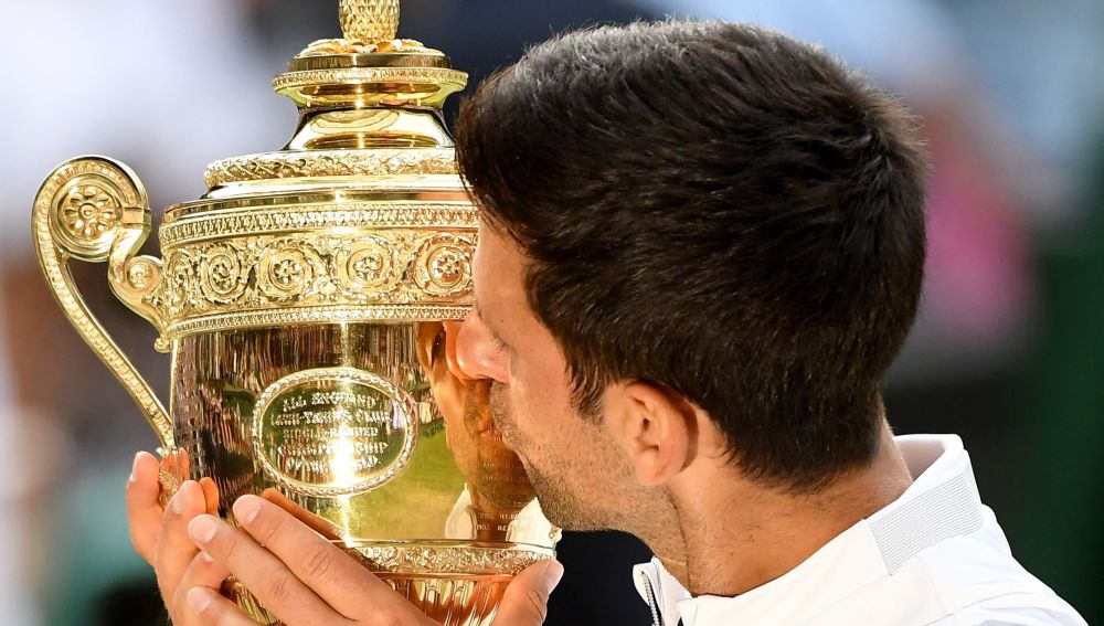 Djokovic besa el trofeo de Wimbledon