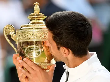 Djokovic besa el trofeo de Wimbledon Djokovic besa el trofeo de Wimbledon