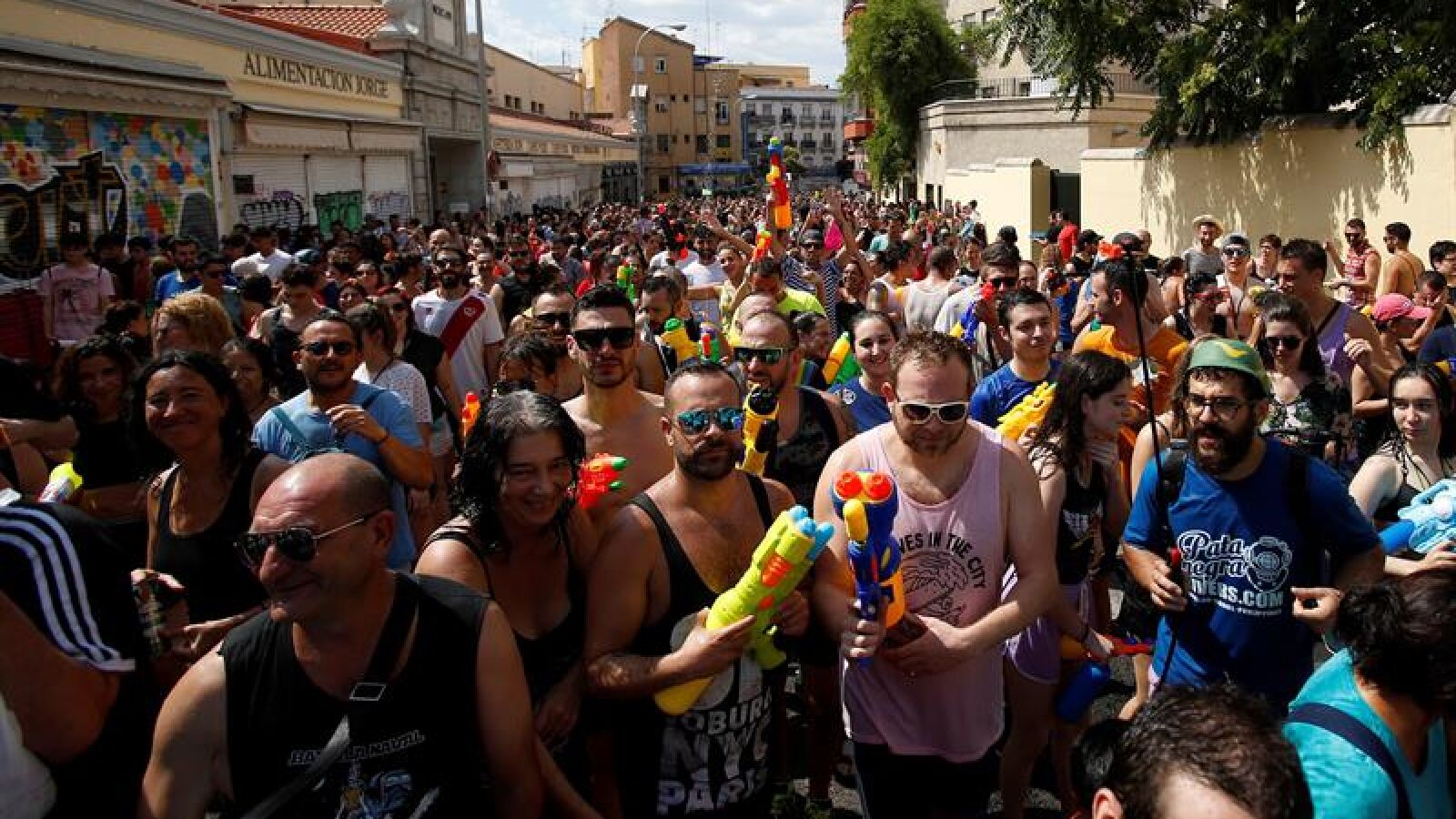 Miles de madrileños desenfundan sus pistolas de agua contra el cambio climático en Vallecas