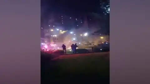 Agreden con fuegos artificiales a bomberos y policías de París antes de la celebración del Día de la Bastilla Agreden con fuegos artificiales a bomberos y policías de París antes de la celebración del Día de la Bastilla