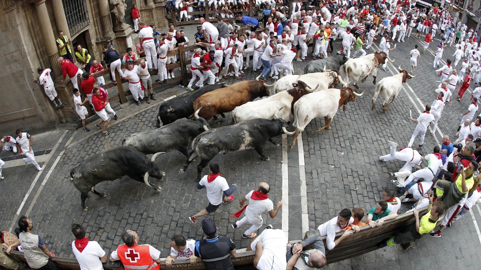 Los Miura cierran los encierros con una carrera peligrosa y tres heridos por asta de toro
