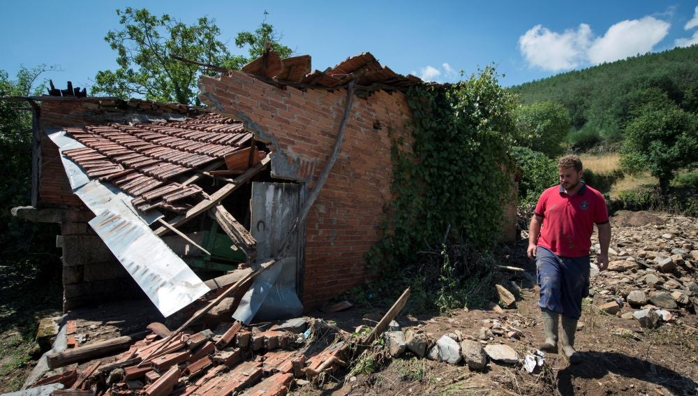 Un vecino observa los daños en una vivienda de Monterrei tras las fuertes lluvias