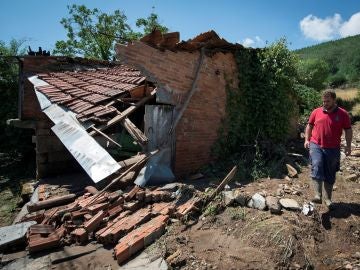 Un vecino observa los daños en una vivienda de Monterrei tras las fuertes lluvias 