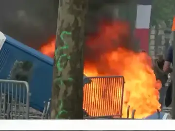 Puñetazos y quema de contenedores en la protesta de los 'chalecos amarillos' con motivo de la fiesta nacional en Francia Puñetazos y quema de contenedores en la protesta de los 'chalecos amarillos' con motivo de la fiesta nacional en Francia