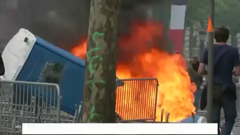 Puñetazos y quema de contenedores en la protesta de los 'chalecos amarillos' con motivo de la fiesta nacional en Francia Puñetazos y quema de contenedores en la protesta de los 'chalecos amarillos' con motivo de la fiesta nacional en Francia