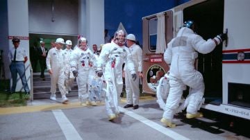 Aldrin, Collins y Armstrong (de espaldas) cuando se dirigen al Apolo 11.
