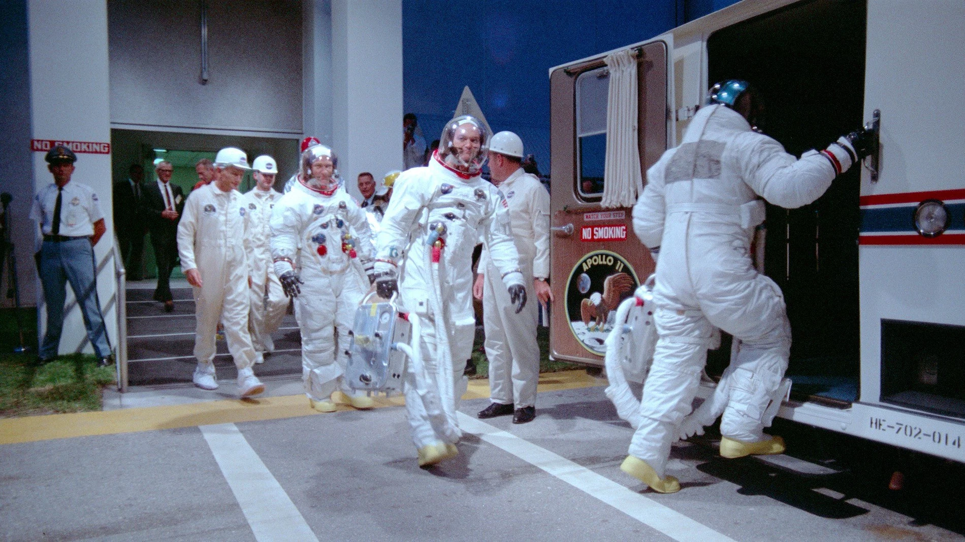 Aldrin, Collins y Armstrong (de espaldas) cuando se dirigen al Apolo 11. Aldrin, Collins y Armstrong (de espaldas) cuando se dirigen al Apolo 11.