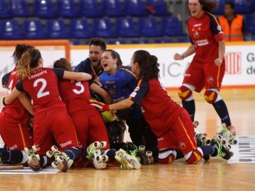 La jugadoras de la selección española femenina de hockey patines tras ser campeonas del mundo 