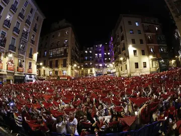 Miles de personas despiden desde la Plaza del Ayuntamiento los Sanfermines de 2019 Miles de personas despiden desde la Plaza del Ayuntamiento los Sanfermines de 2019