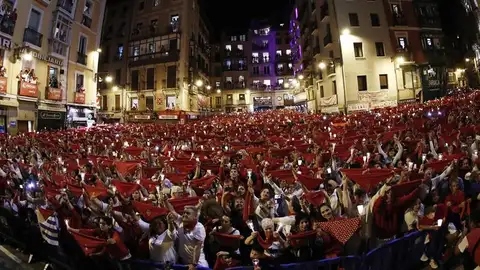 Miles de personas despiden desde la Plaza del Ayuntamiento los Sanfermines de 2019 Miles de personas despiden desde la Plaza del Ayuntamiento los Sanfermines de 2019
