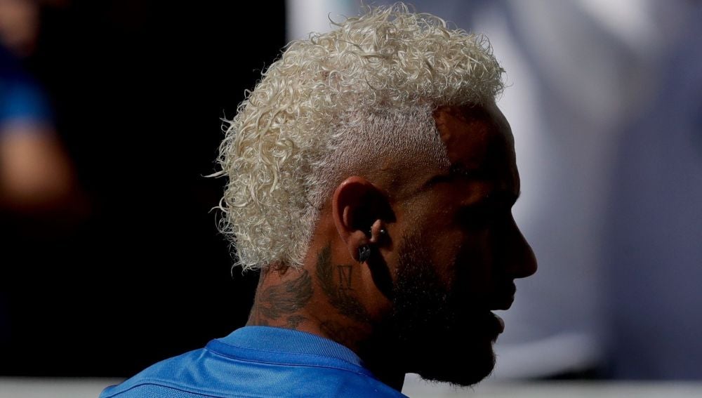 Neymar vuelve a los entrenamientos con un futuro incierto