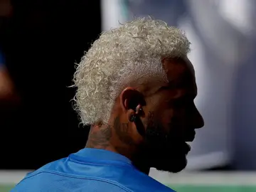 Neymar vuelve a los entrenamientos con un futuro incierto Neymar vuelve a los entrenamientos con un futuro incierto