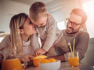 Familia tomando zumo de naranja Familia tomando zumo de naranja