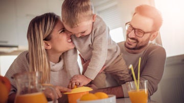 Familia tomando zumo de naranja Familia tomando zumo de naranja