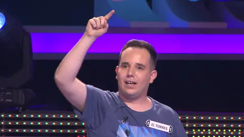 El plato den '¡Ahora caigo!' se convierte en un estadio de fútbol 'El Torres' vine desde un pueblo de Granada y en su presentación ha querido cantar a coro con el público de '¡Ahora caigo!', un fragmento de un cantico de fútbol. El momento no tiene desperdicio. ¡Las risas están aseguradas!