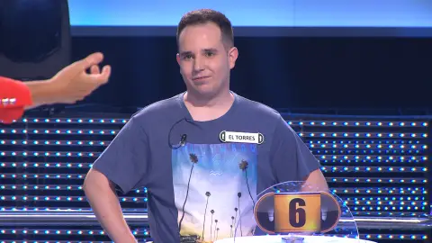 Silvia Abril procede a su primer indulto en '¡Ahora caigo!' 'El Torres' ha fallado su última prueba, pero a Silvia Abril le ha caído tan bien y le ha hecho tanta gracia, que ha querido devolvérselo con un indulto. El concursante ha respondido a la invitación de Silvia Abril de quedarse en el programa, con que tiene un vuelo. ¡Qué fenómeno!