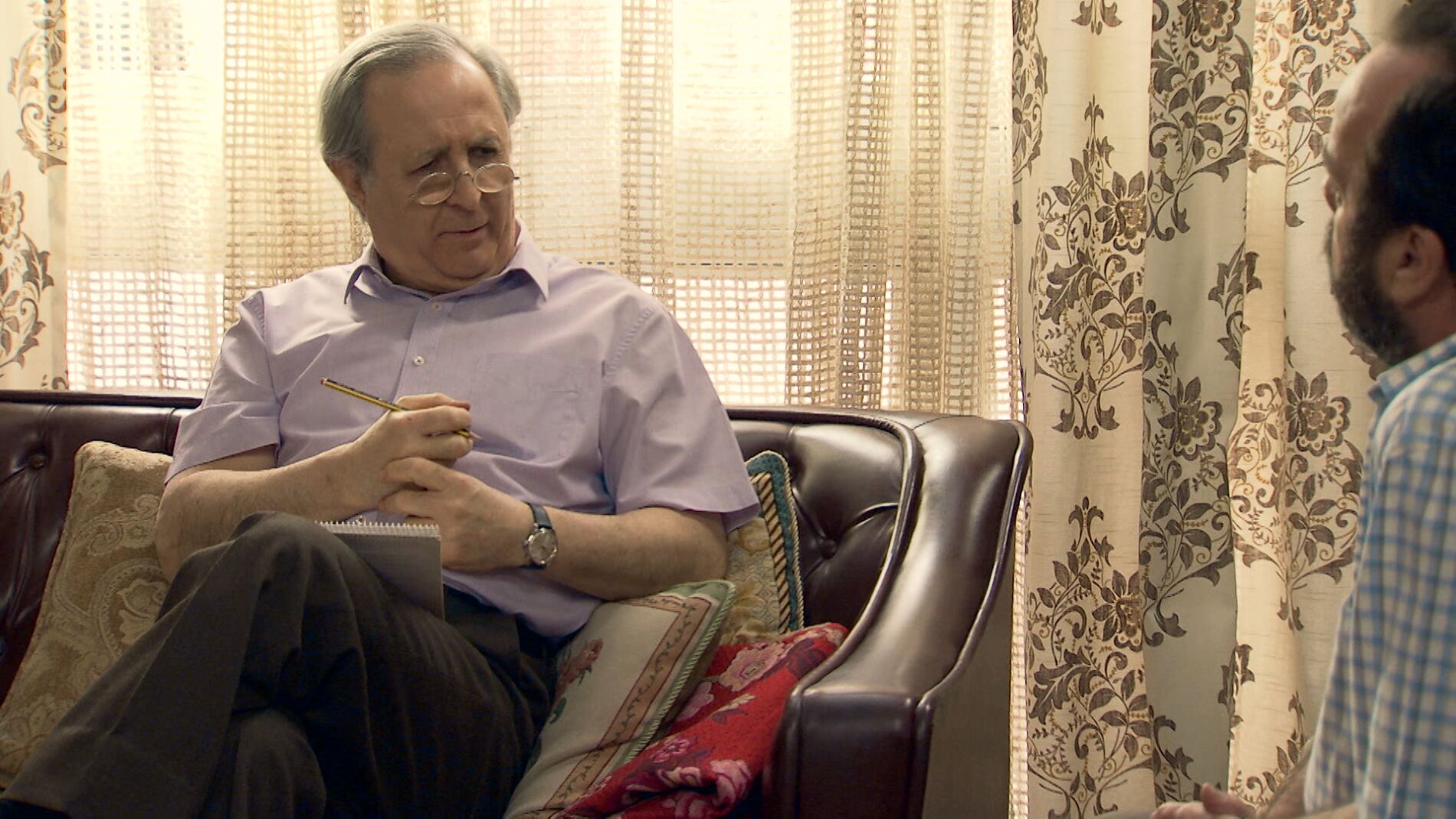 Pelayo decide entrevistar a Salmeron para su artículo