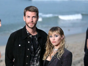 Liam Hermsworth y Miley Cyrus en el SaintLaurent fashion show en Malibu