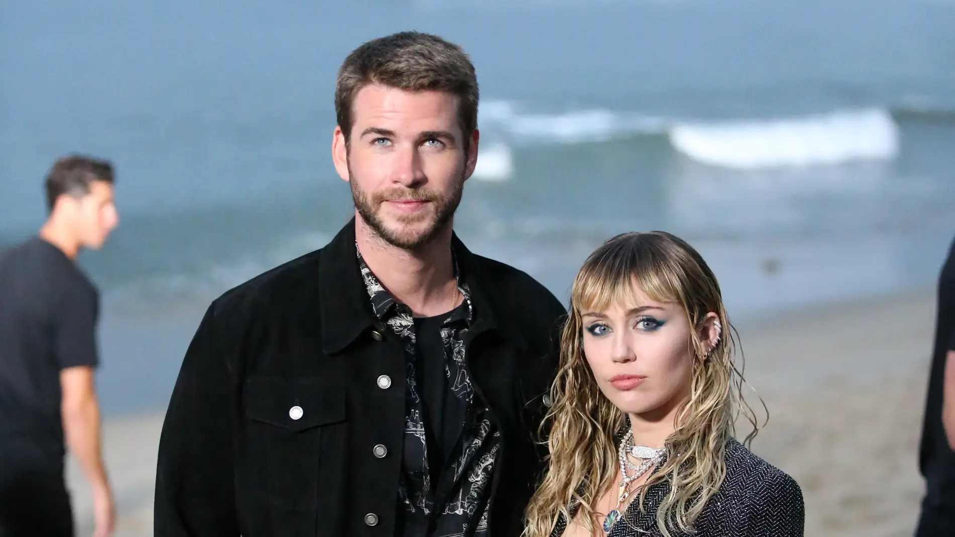 Liam Hermsworth y Miley Cyrus en el SaintLaurent fashion show en Malibu