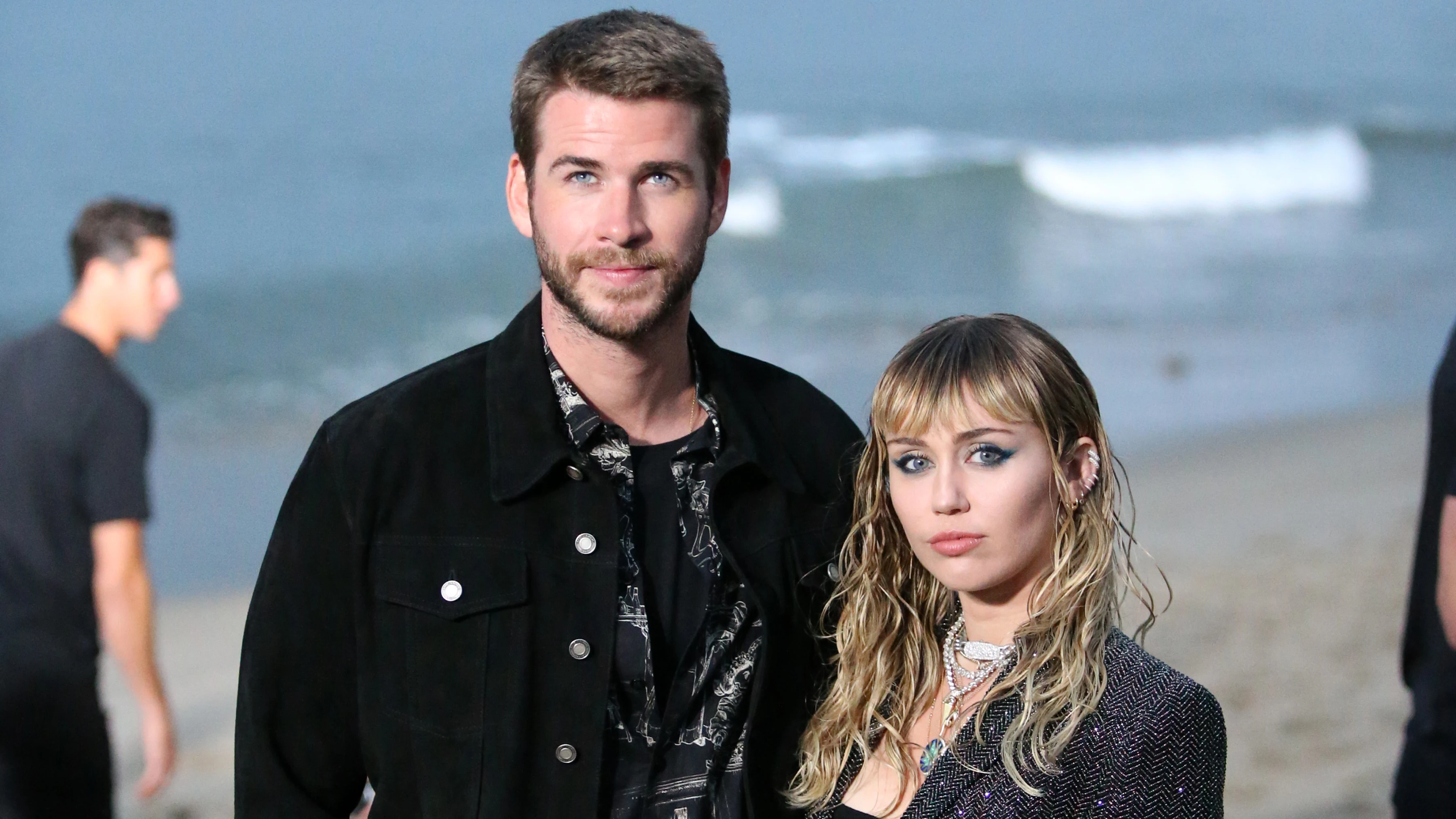 Liam Hermsworth y Miley Cyrus en el SaintLaurent fashion show en Malibu Liam Hermsworth y Miley Cyrus en el SaintLaurent fashion show en Malibu