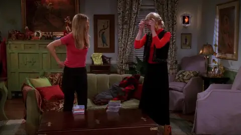 Rachel y Phoebe en 'Friends' con la famosa mesa Rachel y Phoebe en 'Friends'